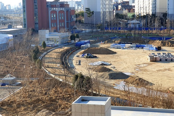 리모델링 공사가 진행중인 무등야구장. 2월 기준 87%의 공정이 진행됐다.  사진은 외야 펜스가 들어설 위치 뒷 편에 설치된 배수로. 이미 녹지공원 부지에는 대부분의 나무가 식재된 상태다.