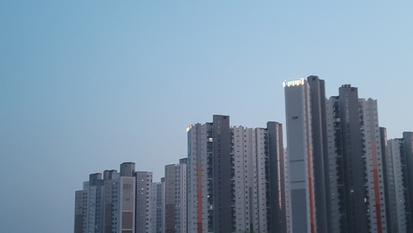 공동주택으로서 생활의 편의성의 기능을 갖는 아파트 단지들이 기존 문화와 삶의 아기자기함을 담고 있는 골목이 있는 한국 전형의 주택 형태를 아주 신속히 대체해 가고 있다.  광주드림 자료사진.