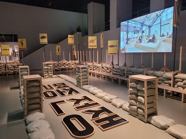 광주시립미술관에 위치한 제14회 광주비엔날레 네덜란드 파빌리온 '세대간 기후범죄 재판소(CICC): 멸종전쟁' 전시.