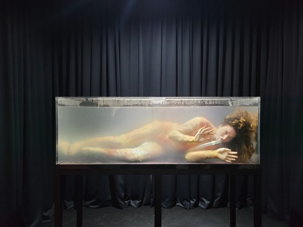 동곡미술관에 위치한 제14회 광주비엔날레 이탈리아 파빌리온 '잠이 든 물은 무엇을 꿈꾸는가?' 전시 중 아그네스 퀘스천마크 작가가 수중 퍼포먼스 펼치고 있다.