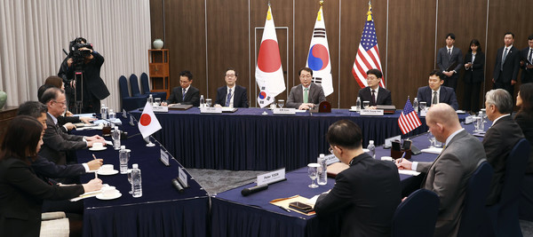 동북아지역의 강대국들은 한반도 분단의 지속과 같은 현상 유지를 선호하고 있다. 이러한 낡은 틀을 바꾸려면 우리 정부가 주체적이고 주도적으로 한반도의 평화와 통일을 지지하도록 강대과 국제사회를 설득하고 동원해야 한다. 최근 북한의 도발을 주제로 논의하는 한·미·일 북핵수석대표 회의 모습. 뉴스1.