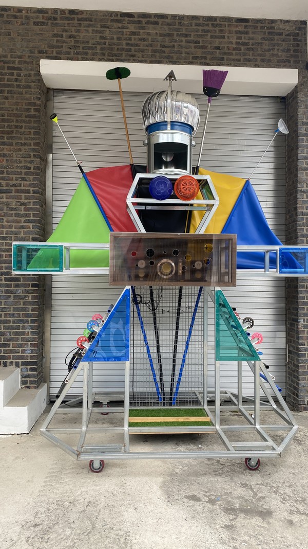 읍내의 G갤러리 조형물.