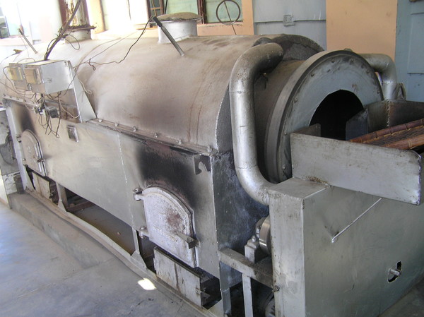 2010년에 촬영한 보이차 살청기: 장작불로써 열기를 공급하고 디지털 온도표시기를 참고하여 그 온도와 시간을 판단하는 형태이다. 사진의 우측에서 찻잎을 투입하면 스크루 모양의 가름막을 따라 회전하면서 살청을 마친 찻잎을 반대편으로 토해내는 구조이다. 동일한 날짜에 같은 산에서 공동으로 채엽, 같은 기계로 제다, 같은 건조장을 이용해서 만든 찻잎이 서로 다른 맛을 낸다. 그 것이 바로 차다.