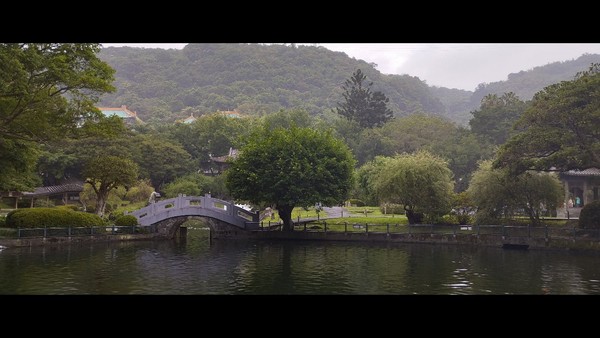 고궁박물원은 주위의 산세와 잘 어우러진 좋은 터에 자리잡고 있다. 전시 된 모든 유물 하나하나가 감탄을 자아낸다.