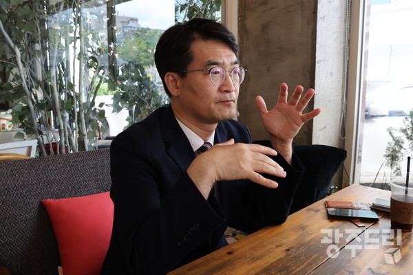 '좋은 불평등' 저자 최병천 신성장경제연구소 소장이 본보와 인터뷰 하고 있다.