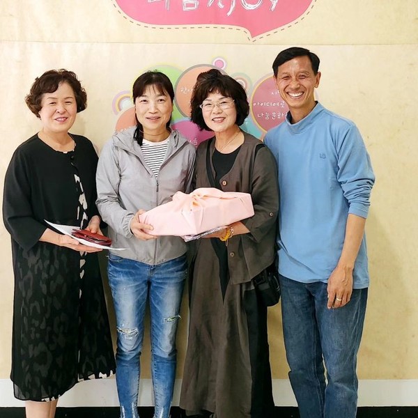 제10회 붓다의 떡공양을 통해 떡을 전달하기 위해 방문한 광주전남불교 NGO연대 관계자들.