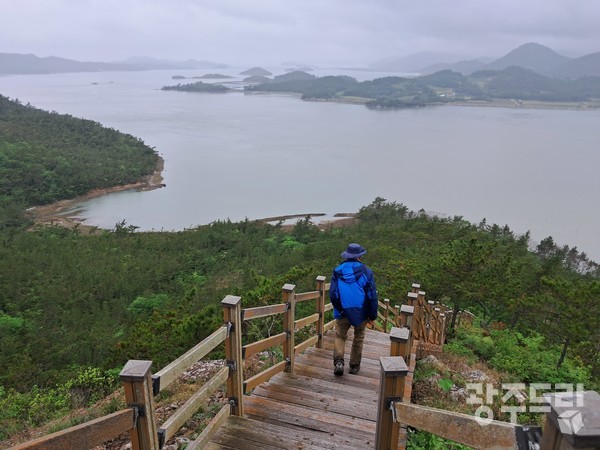 선학산 데크길.