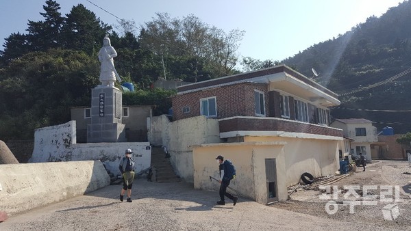 이대원장군 동상(손죽도항).