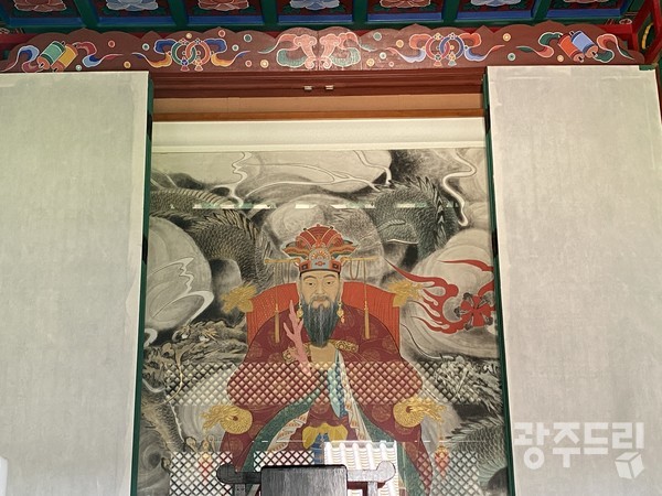 남해신사의 해신.