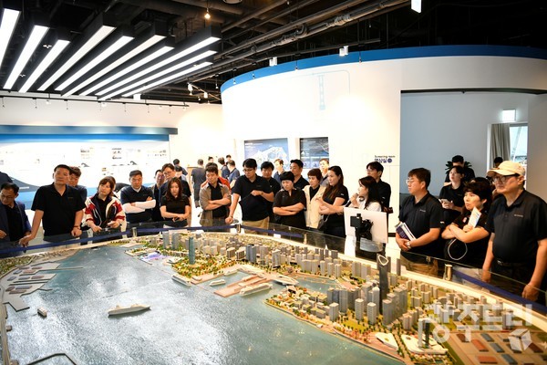 본보 CEO 아카데미 회원들이 15일 오후 부산항컨벤션센터를 찾아 2030세계박람회 개최 후보지 부산 북항 부지에 대해 설명을 듣고 있다.