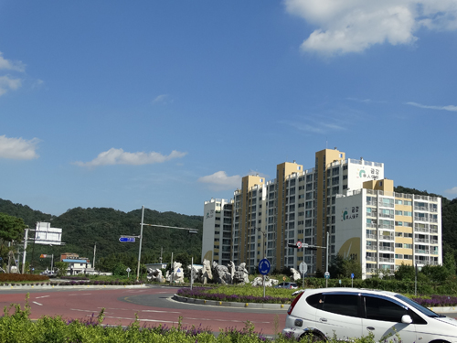 담양역 터. 아파트 위쪽 공터가 옛 담양역 자리다.