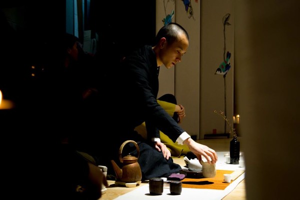 고요함(靜).　半壁山房待明月, 一盞淸茗酬知音. (無名氏) 반벽산방대명월, 일잔청명수지음. (무명씨)　산속의 작은방에 밝은 달이 떠오르기를 기다리다, 친한 벗이 찾아오니 차 한 잔을 내어 놓네.　​​​​​​​​​​​​​​차를 표현한 대련 가운데서도 인구에 회자되는 훌륭한 작품에 속한다. 시를 읽으면 그림이 떠 올라야하고, 그림을 보면 시가 떠 올라야하는(詩中有畵, 畵中有詩) 경지이다. ​​​​​​​산 속의 오두막에 벗이 찾아 왔으나, 차 말고는 마땅히 대접할 게 없는 청빈 담박한 선비의 일상이 엿보인다.