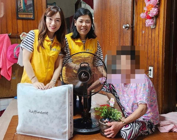 광주서구노인종합복지관이 지난달 말 홀로 사는 어르신들에게 300만 원 상당의 여름나기 물품을 지원했다.