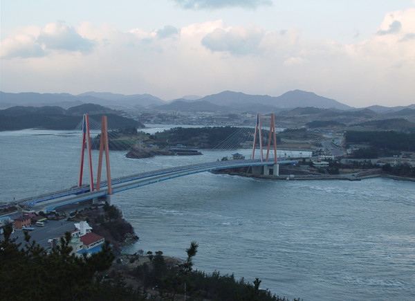 울돌목에서 바라 본 우수영. 진도대교 너머 저 멀리 우수영 마을이 보인다.