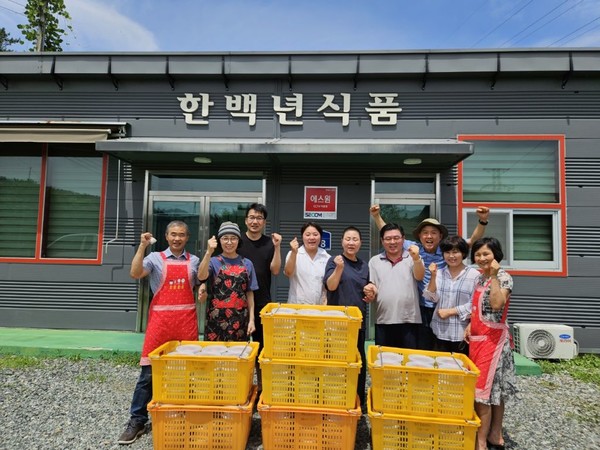 한백년식당 최선희 대표님과 김지혜 이사님의 여름 김치 기부 장면.