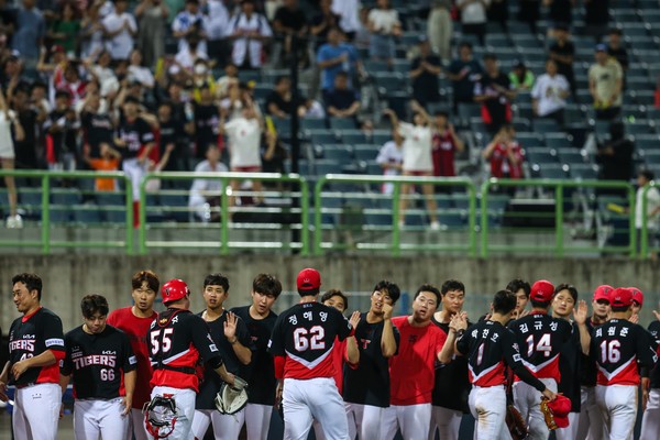 <b>KIA</b>, <b>삼성</b>에 11:8 <b>대역전승</b>