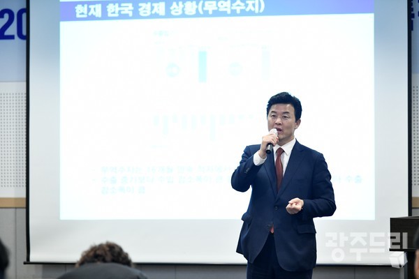 드림CEO아카데미 특강서 강연하고 있는 윤영석 국회 기획재정위원장. 사진=전경훈 기자.