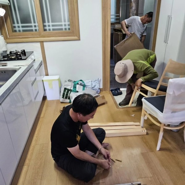 20대 장애인 김 모군의 자립을 위해 가구를 지원하는 모습. 광주재능기부센터 제공.