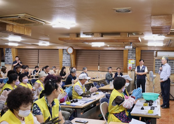                     커피 찌꺼기 재활용 사업단 참여어르신을 격려하는 김미곤 노인인력개발원장