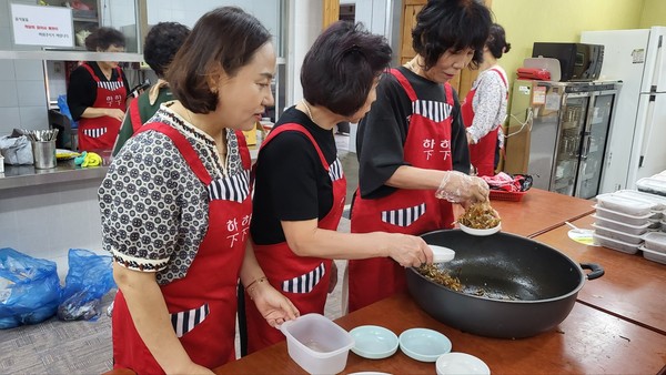 지난 5일 광주무진교회에서 내준 식당에서 반찬을 만들고 있는 하하문화센터 회원들. 하하문화센터 제공.