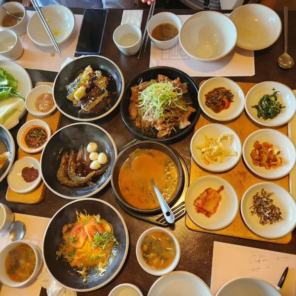 광주 서구 매월동 '온고당'의 또 하나의 테이블 상차림. 광주재능기부센터 제공.