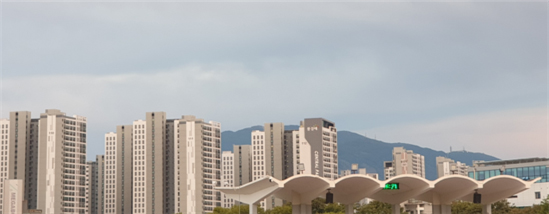 그림1.  고층 아파트로 인해 무등산 조망권이 확보되지 않은 사례.