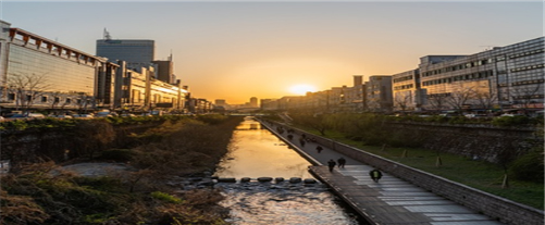 그림 3. 서울 청계천 전경 (출처 : 픽사베이)