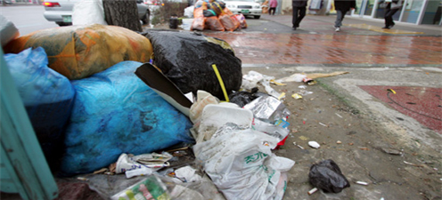 그림 4. 단독주택 도로변에 놓여있는 쓰레기더미.   광주드림 자료사진