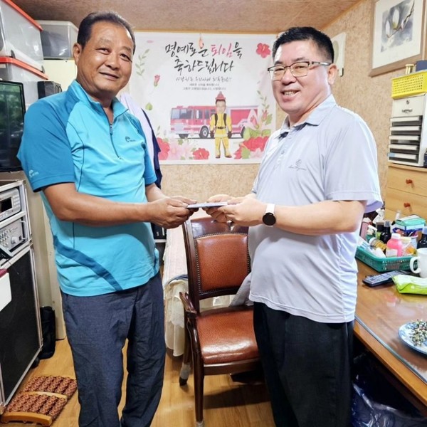 소방관 퇴직 이후에도 기부를 이어가고 있는 최복동 전 소방관. 필자 제공.