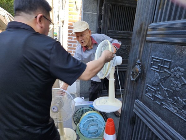 가전제품들을 수거해 직접 수리하고 청소해서 기부를 이어가고 있는 이정수 선생님. 필자 제공.