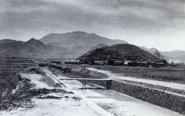 1960년대 방죽밑들의 태봉산과 경양방죽 배수로. 광주시 제공.