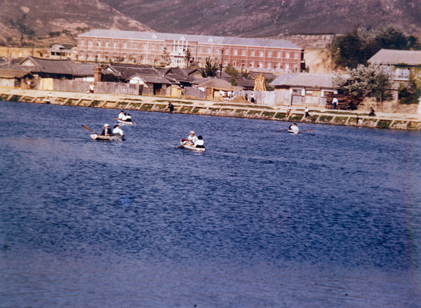 경양방죽(1946년)의 모습. 뒤편 건물은 당시 광주고등학교. 광주역사민속박물관 제공.