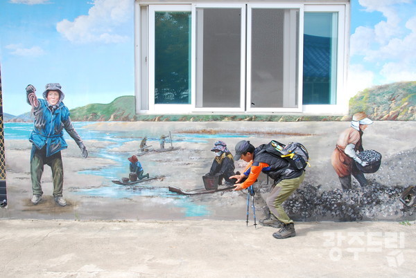 뻘배 벽화.