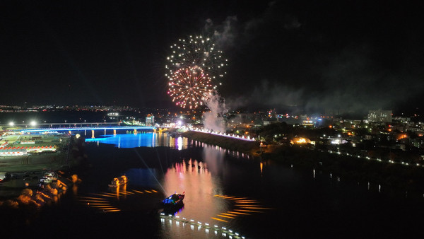 ‘2023 나주축제, 영산강은 살아있다’가 21일 개막 첫날, 5만여 명의 방문객 수를 기록하며 ‘흥행 돌풍’을 예고하고 있다.[사진=나주시 제공]