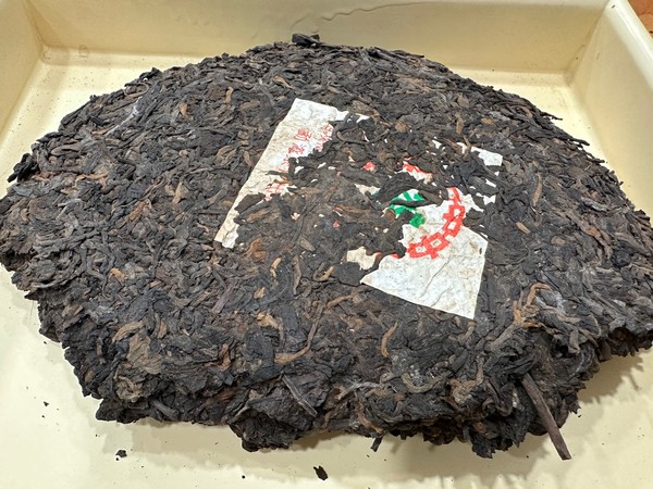 국내유명 차업체인 G에서 판매되는 간운숙병. 습창차의 전형적 상징인 흰곰팡이가 보인다. 우리나라에서는 이런 종류의 차들이 적지 않아 일반 소비자들이 보이차를 접하면서 “보이차가 오래되면 다 이렇게 변하는 것”이라는 오도된 지식을 심어주기 십상이다. 판매자도 공부를 해야만 한다는 것을 보여주는 좋은 사례이다.