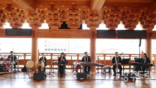 희경루에서 진행된 광주목 나들이 4회차 프로그램 행사에서 공연하고 있는 창작 퓨전 국악 팀 프로젝트 앙상블 련.