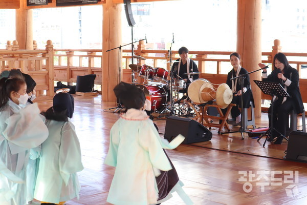 신나는 EDM 음악에 뛰어 놀고 있는 아이들. 