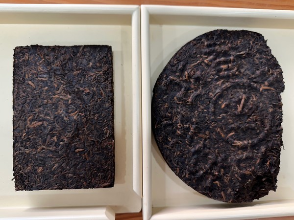 한국인들이 중국을 여행할 적에 많이 들르는 차박사(茶博士)의 판매점에서 사 온 보이차. 표면이 매끈하게 보일지는 모르지만, 윤기라고는 찾아볼 수 없는 ‘화공약품차’의 전형이다. 이러한 차는 판매 금액의 절반을 여행사에서 가져가고 나머지를 가이드와 판매점이 일정한 비율로 나누는 형태로 운영된다.