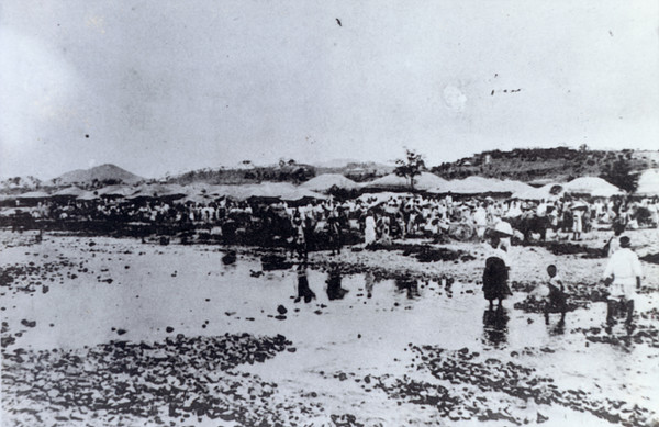 1917년 광주 장터. 당초 광주의 장은 광주천이 중심으로 이뤄졌으며  당시 부동교 방면 넓은 백사장에는 작은 장이, 그리고 광주천을 타고 내려가면서 당시 한일극장과 현대극장 사이에 큰 시장이 들어 섰으나 1928년 광주천 제방사업을 하면서 두 시장을 합쳐 당시 태평극장 앞 광주천 건너편 사동의 매립지에 1932년 3월 사정시장을 개설했다. 그러나 1940년 4월 광주공원의 신사가 국가 관장으로 격이 높아지자, 신사 주변을 정비하면서 근처에 있는 사정시장이 지금의 양동시장으로 옮겨지게 됐다. 사진은 광주 큰 장의 모습이다.  광주시 제공.