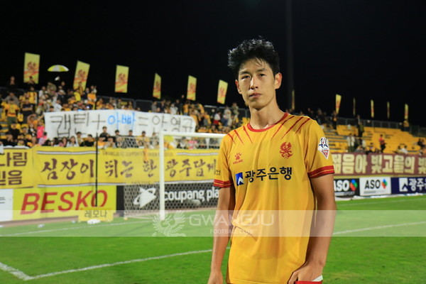 광주FC 캡틴 안영규. 팬들의 응원과 함께 심장이 뛰는 한 광주답게라는 플랜카드가 눈에 띈다. 사진=광주FC