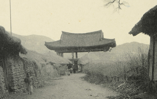 1900년대로 추정되는 시리의 모습. 시리는 광주 최초로 장이 섰던 동네로 지금의 충장로4가 일대를 가리킨다. 사진 전면에 보이는 건물은 광주읍성의 북문이다.