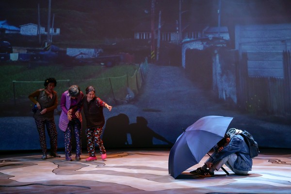 연극 '섬 옆의 섬'