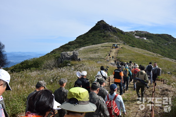 무등산 정상부 상시개방이 이뤄져 탐방객들이 정상을 향해 오르고 있다.
