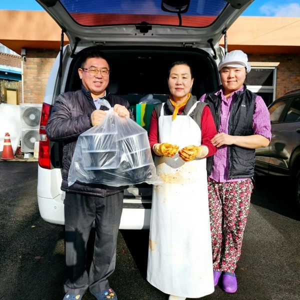 김치를 기부한 (유)농업회사법인 한백년 최선희 대표와 김지혜 이사.