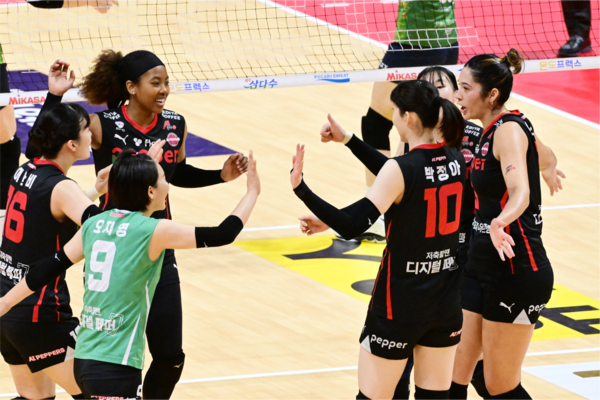 지난 15일 열린 페퍼저축은행 vs GS칼텍스 경기. AI페퍼스 선수들이 화이팅을 외치고 있다. 사진=KOVO.