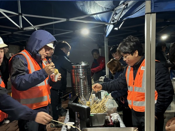임영일 광산구시설관리공단이사장이  20일 새벽 '따뜻한 새벽 행사'를 갖고 공단 환경직 직원들의 업무 시작 전 어묵 등 따뜻한 간식을 제공했다. 시설공단 제공
