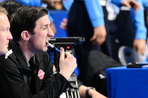 경기가 잘 풀리지 않는지 얼굴을 찌푸리고 있는 조 트린지 감독. 사진=KOVO.