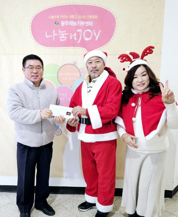 크리스마스를 맞아 기부에 동참한 팬타곤 조우상 대표와 고은영 선생님.