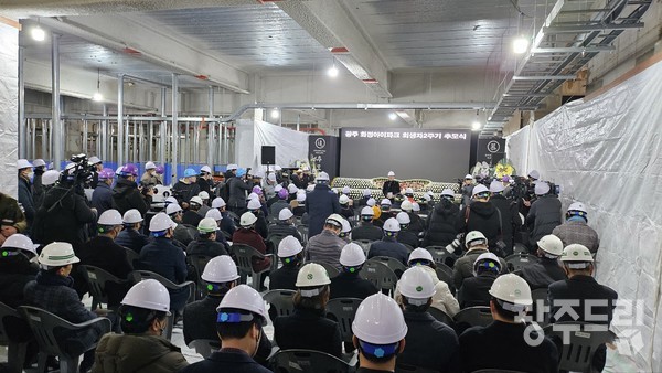 11일 광주 서구 화정아이파크 참사 현장에서 참사 2주기를 맞아 추모식이 열렸다.