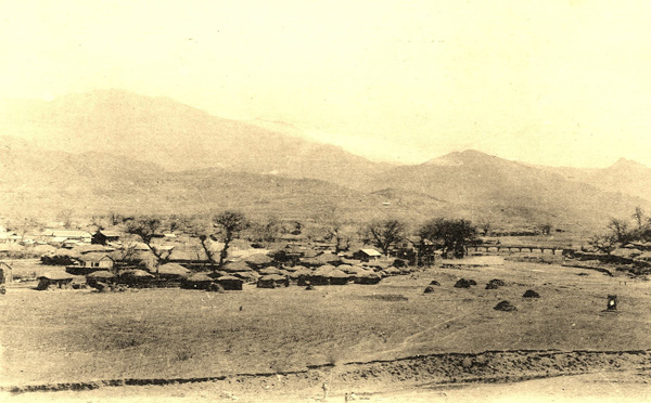 1920년대 광주 작은 장터. 광주천의 부동교 근처에 있던 백사장 위에 있었다.